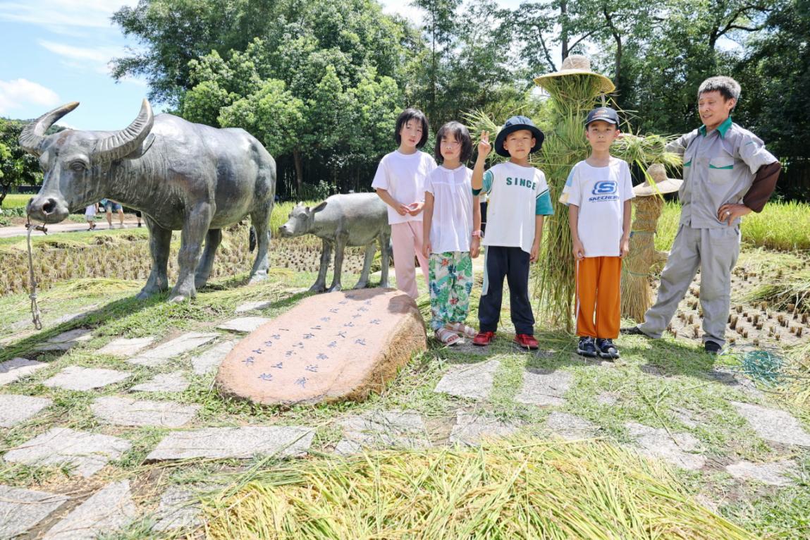 小朋友们扎稻草人后留影