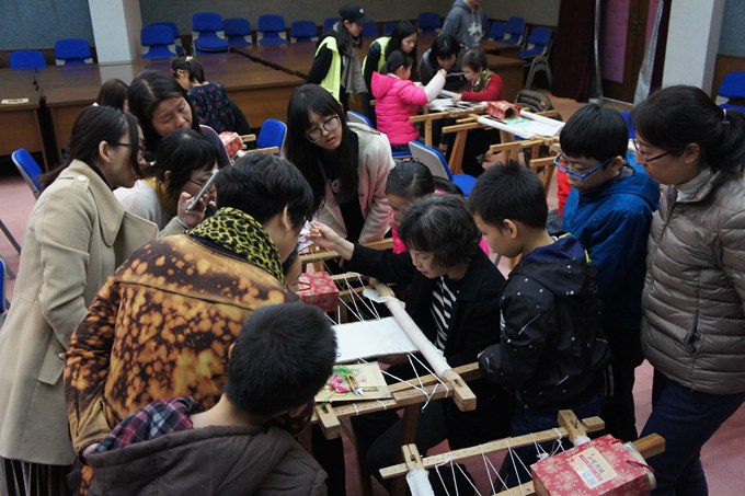 学员们现场观摩学习刺绣