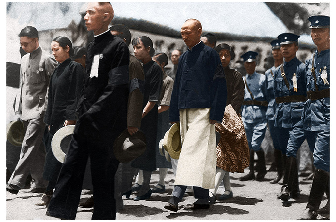展览照片：奉安大典举行时随侍灵车旁的宋庆龄、蒋介石、宋美龄等人。