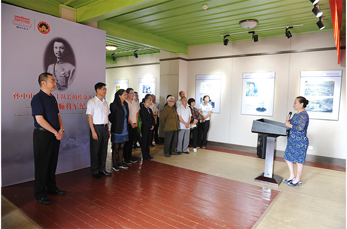 周廉楣女士在展览开幕式上介绍姚观顺将军革命事迹。