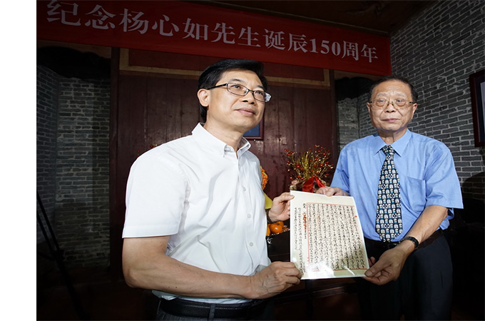 中山市文广新局罗建华局长(左一）接收杨和平先生捐赠的杨心如史料