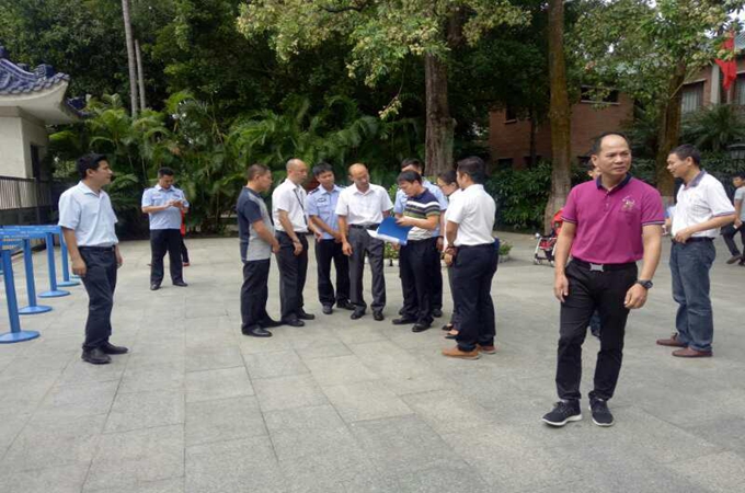 黎胜昔副馆长接待检查组检查消防工作。