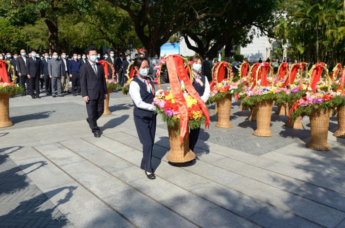 中共中山市委常委、宣传部部长林锐熙代表中国共产党中山市委员会向孙中山先生像敬献花篮。