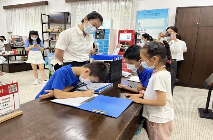 小馆员体验为游客提供便民服务