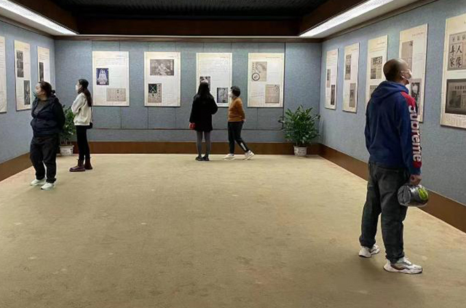 观众参观展览图三