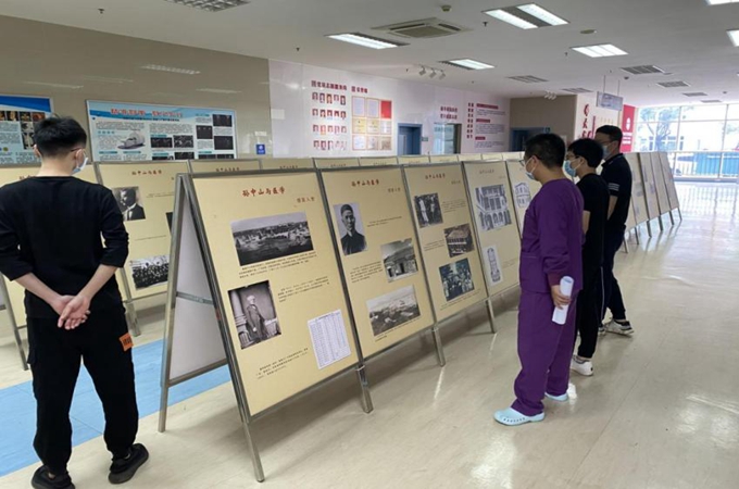 市民群众及医护人员现场参观《孙中山与医学》展览场景二